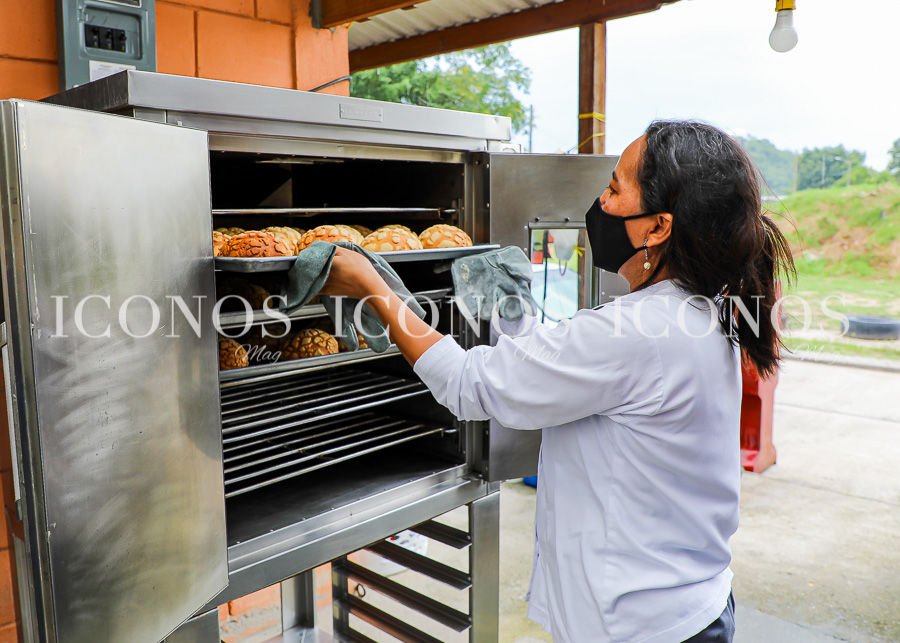 Panadería La Doña by Leslie Vega