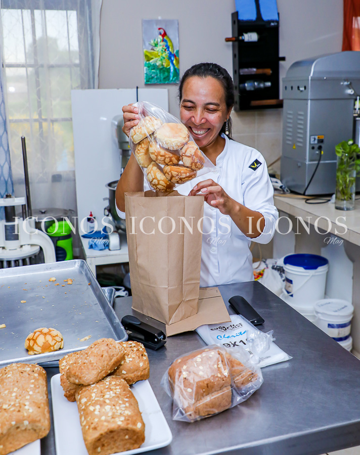 Panadería La Doña by Leslie Vega