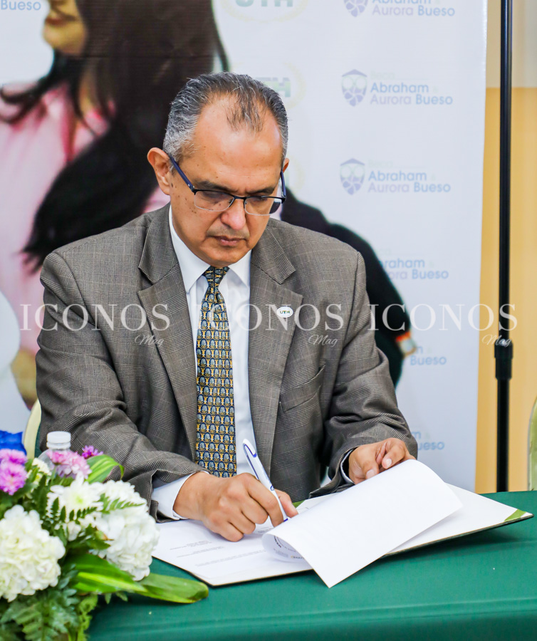 Becas para mujeres Aurora y Abraham Bueso by Laboratorios Bueso Arias