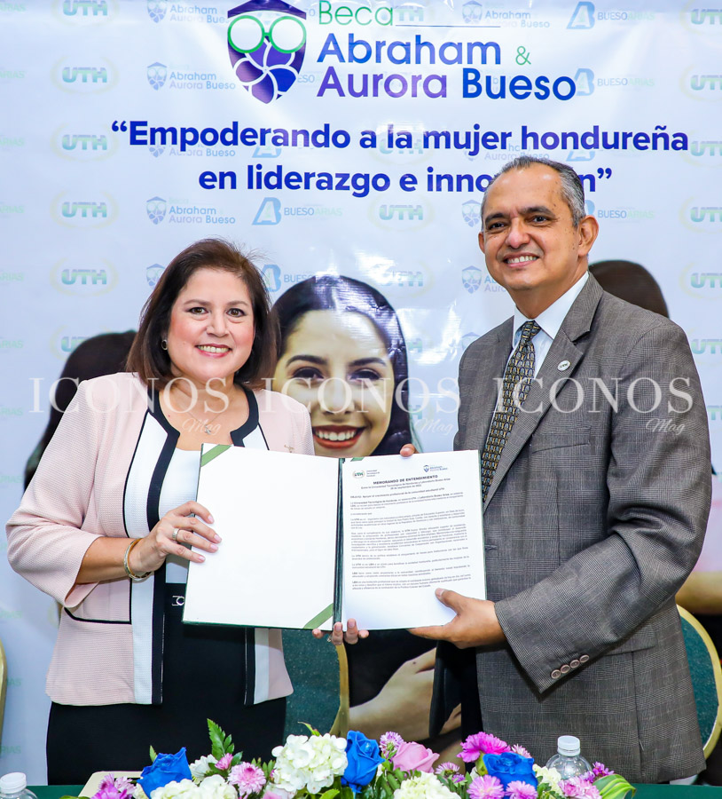 Becas STEM para mujeres Aurora y Abraham Bueso by Laboratorios Bueso Arias