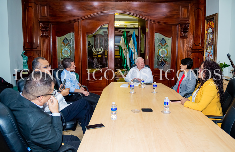 Los anfitriones han condecorado a las autoridades de la Universidad Nacional Autónoma de Honduras