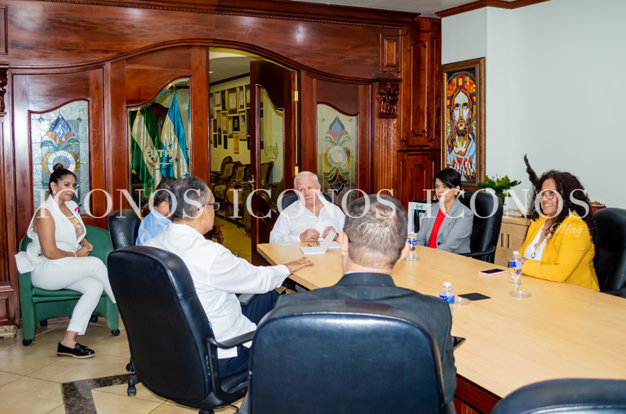 Los anfitriones han condecorado a las autoridades de la Universidad Nacional Autónoma de Honduras