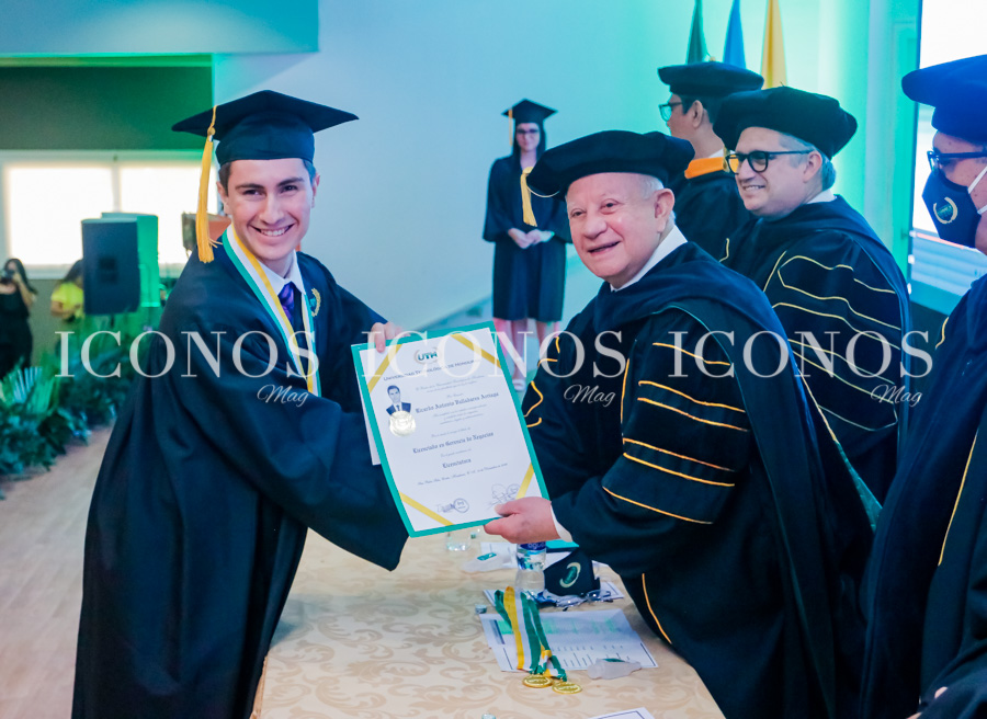 Graduacion 2022 Universidad Tecnologica de Honduras UTH campus San Pedro Sula v