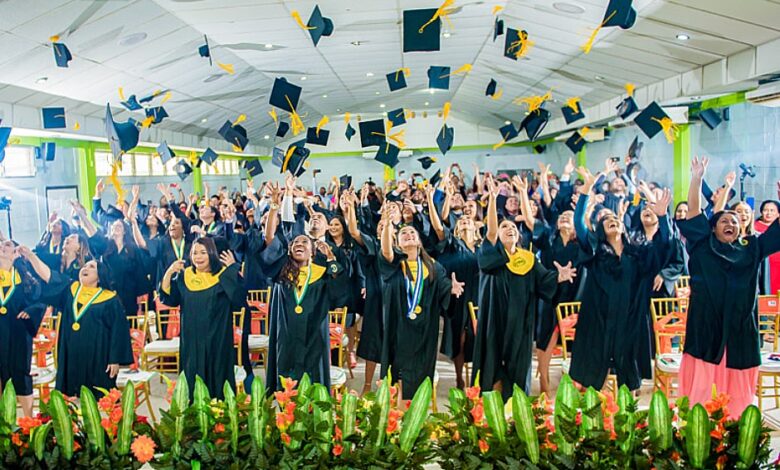 PORTADA Treinta graduación Universidad Tecnológica de Honduras La Ceiba