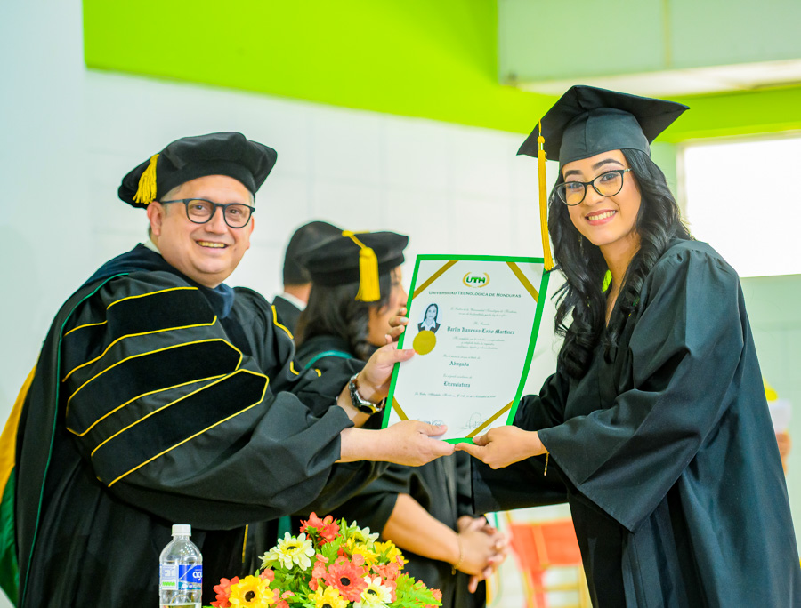 Treinta-graduacion-Universidad-Tecnologica-de-Honduras-La-Ceiba