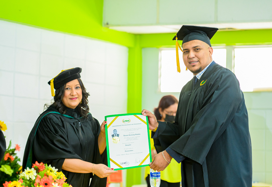 Treinta-graduacion-Universidad-Tecnologica-de-Honduras-La-Ceiba