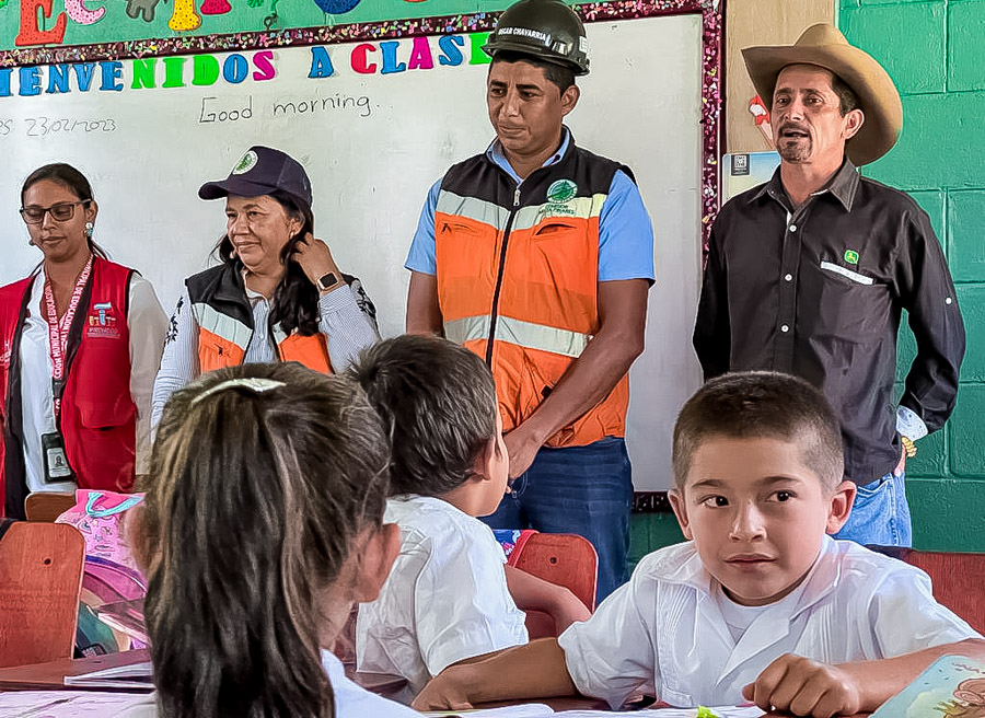 Donativo mochilas y útiles escolares Inversiones Los Pinares