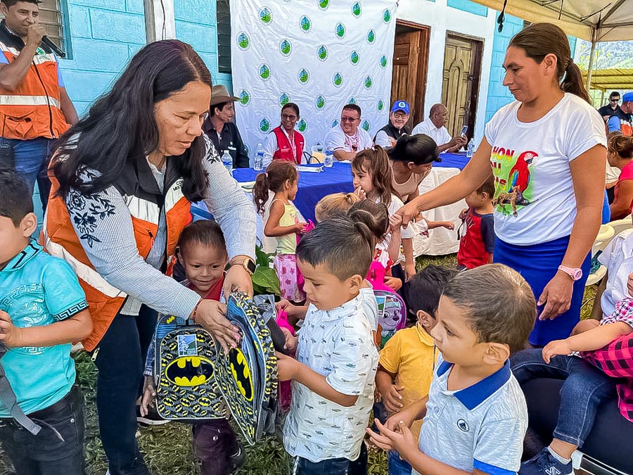 Donativo mochilas y útiles escolares Inversiones Los Pinares