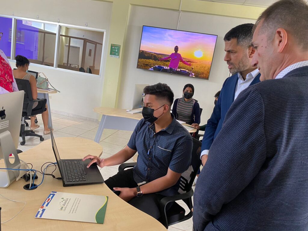 Embajador de Israel Eldad Golan visita UTH campus Tegucigalpa (8)