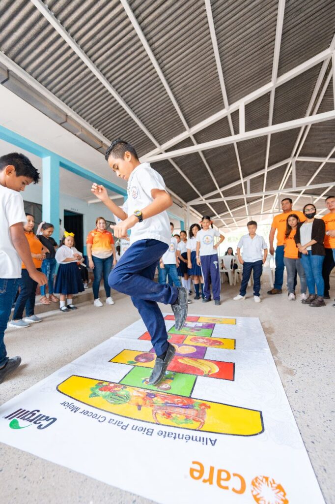 Cargill Honduras entrega materiales escolares