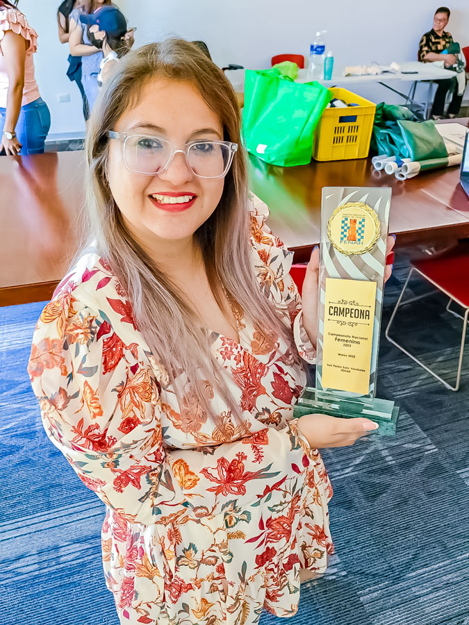 Estudiante de UTH se corona campeona Nacional de Ajedrez Femenino