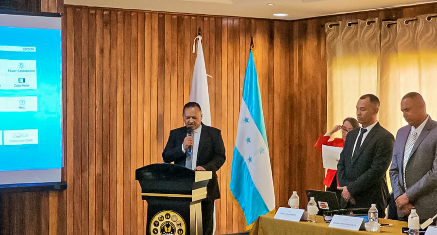 Autoridades de Palmerola entregan documentación a la AHAC