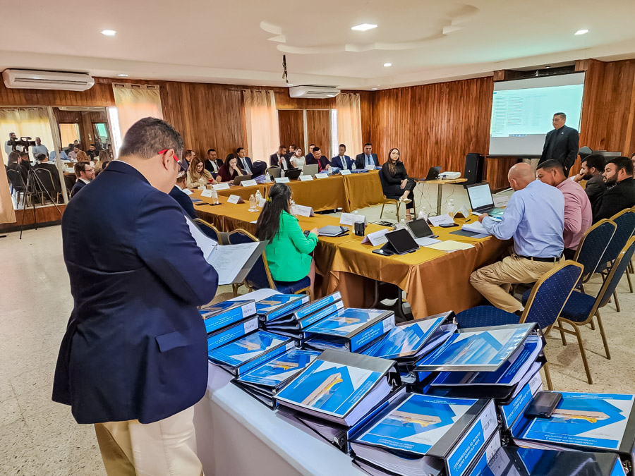 Autoridades de Palmerola entregan documentación a la AHAC