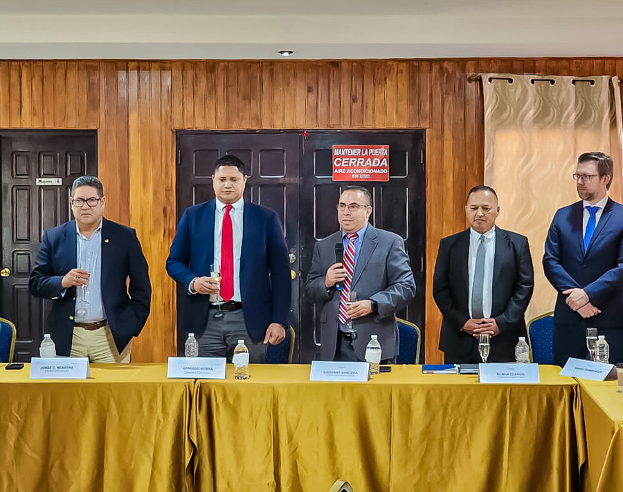 Autoridades de Palmerola entregan documentación a la AHAC