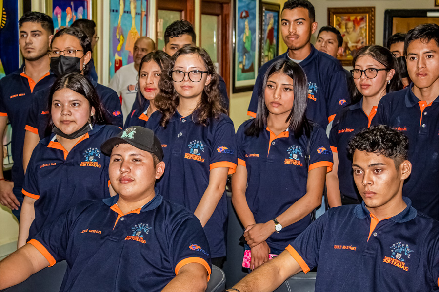Estudiantes UCENM La Esperanza visitan sede central San Pedro Sula