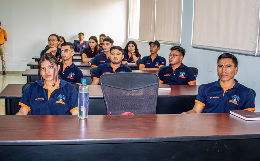 Estudiantes UCENM La Esperanza visitan sede central San Pedro Sula