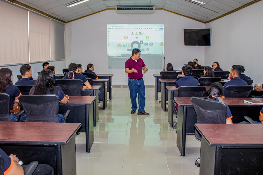 Estudiantes UCENM La Esperanza visitan sede central San Pedro Sula