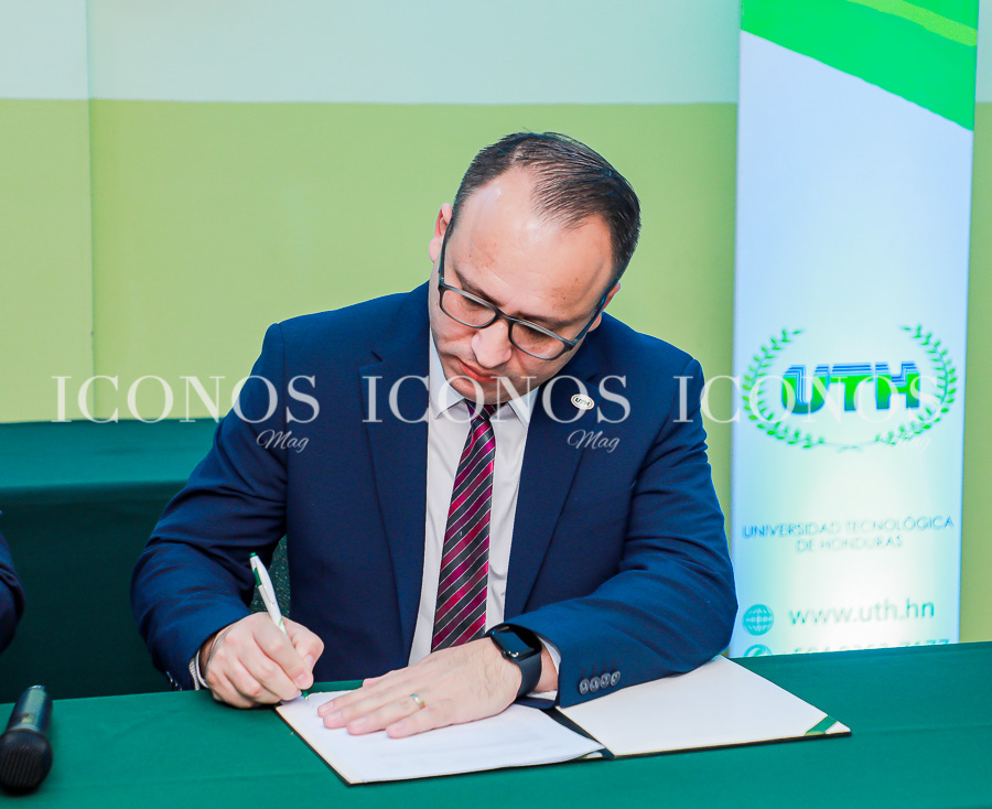 Firma convenio by UTH Honduras y Zero Variance (1)