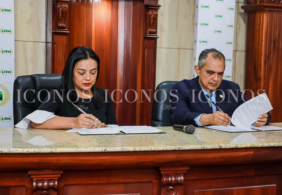 Firma convenio Colegio de Contaduría Pública y UTH Honduras (9)