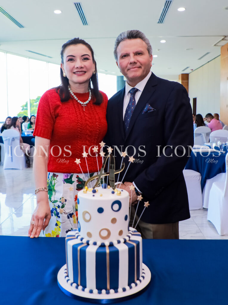 Almuerzo cumpleaños pastor Alejandro Espinoza