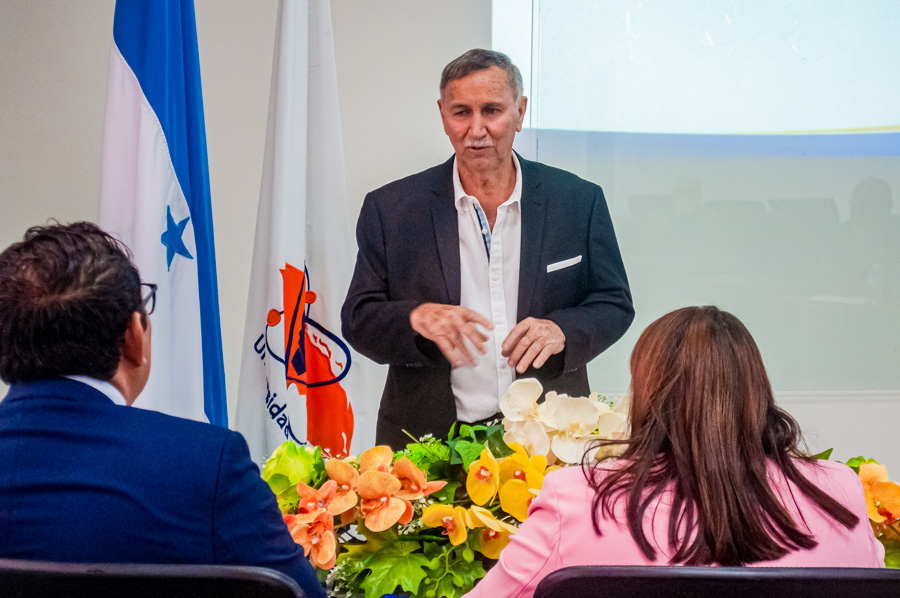 Defensa tesis profesional by UCENM Honduras