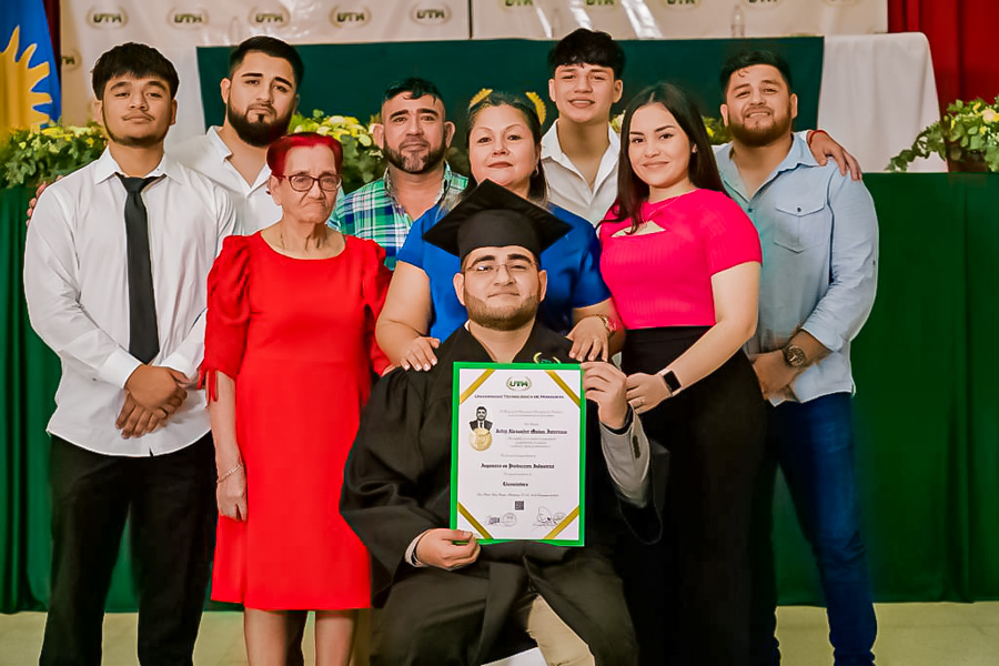 Primera graduación Universidad Tecnológica de Honduras UTH campus Choloma
