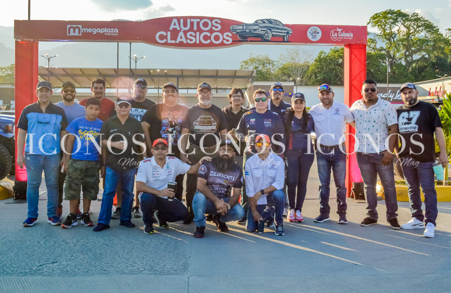 Exhibición carros clásicos 2024 Megaplaza Palenque