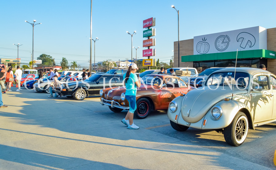 Exhibición carros clásicos 2024 Megaplaza Palenque