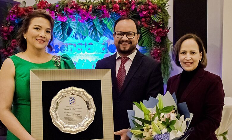 Premio Esencia de Mujer 2024 by Centro Cultural Sampedrano