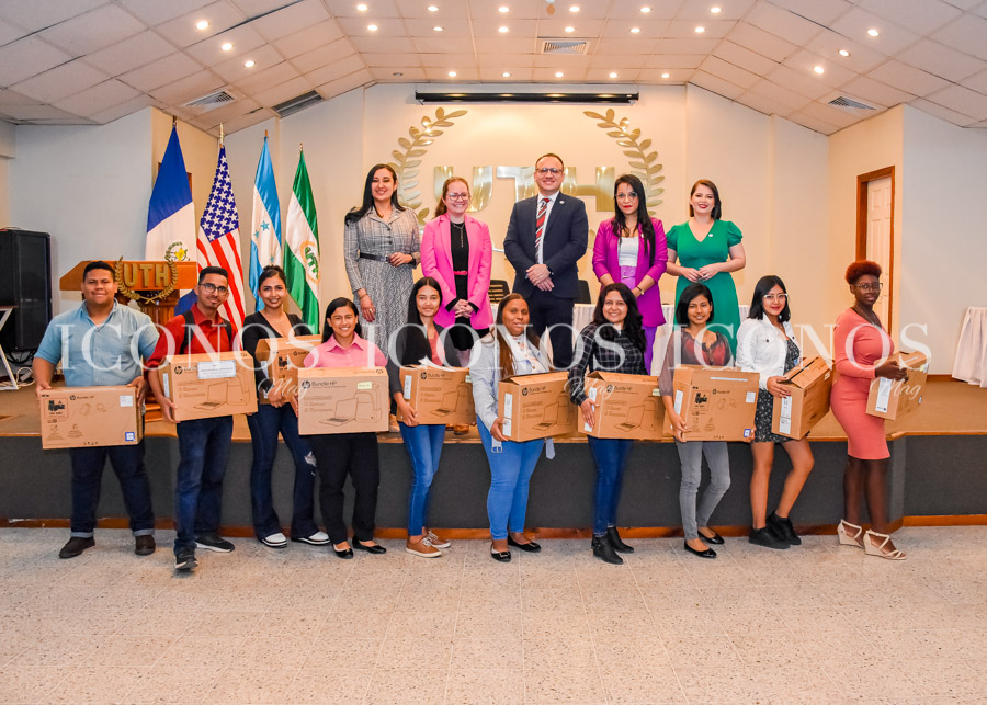 UTH Tegucigalpa entrega becas