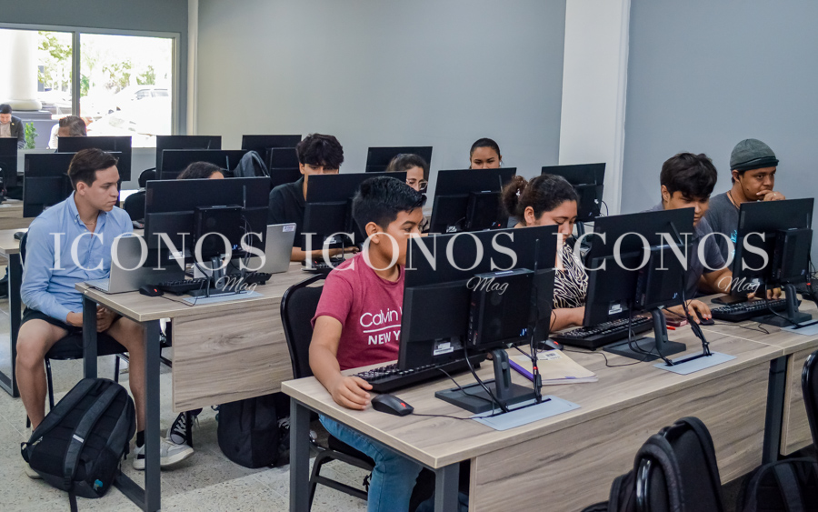 Visita UTH por ejecutivos de Lear Corporation