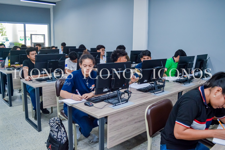 Visita UTH por ejecutivos de Lear Corporation