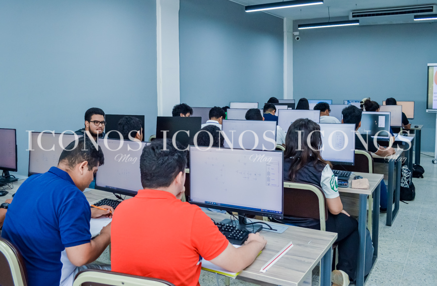 Visita UTH por ejecutivos de Lear Corporation