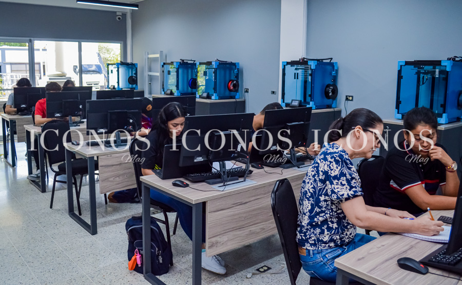 Visita UTH por ejecutivos de Lear Corporation