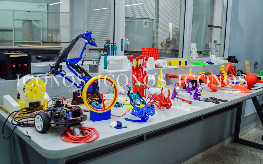 Visita UTH por ejecutivos de Lear Corporation