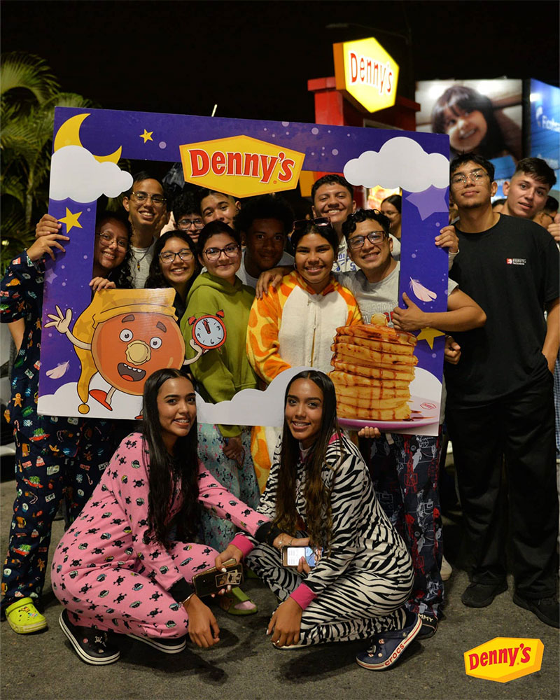 Denny's en Pijama 2024