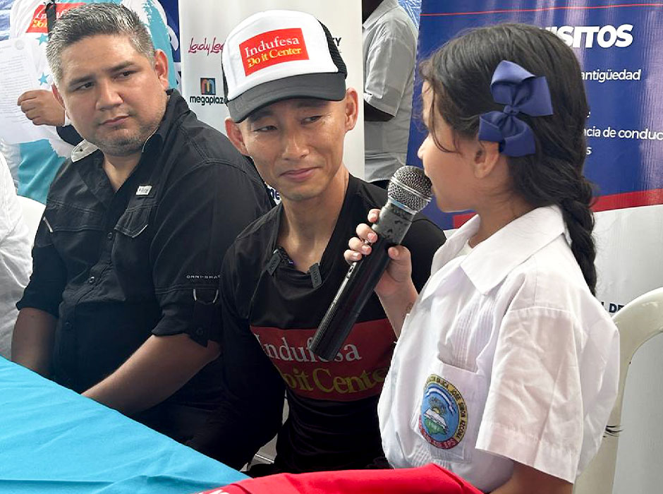 Donativo pupitres fundación Lady Lee Honduras