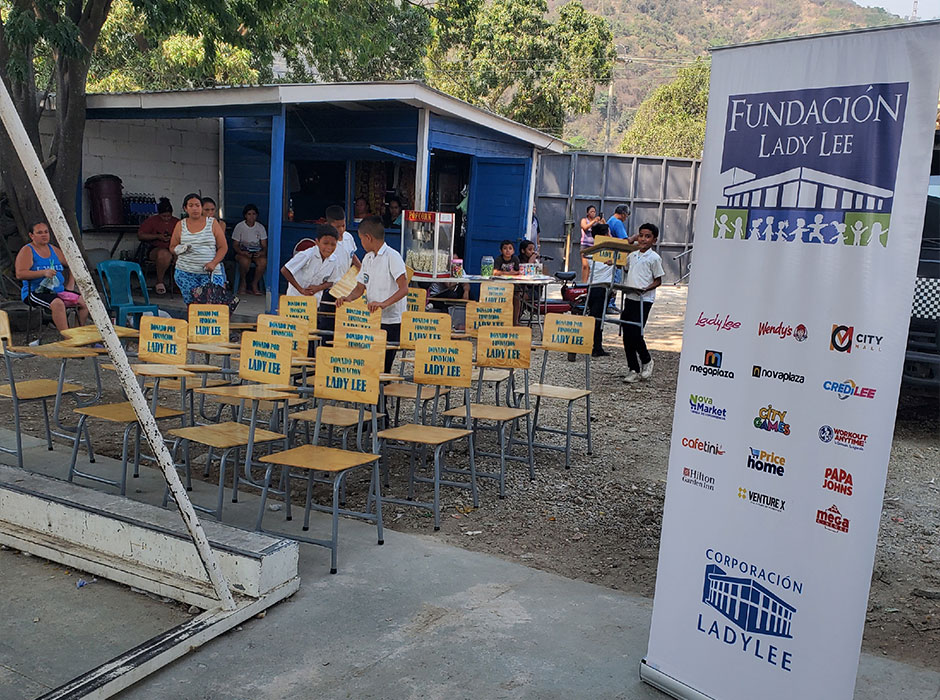 Donativo pupitres fundación Lady Lee Honduras