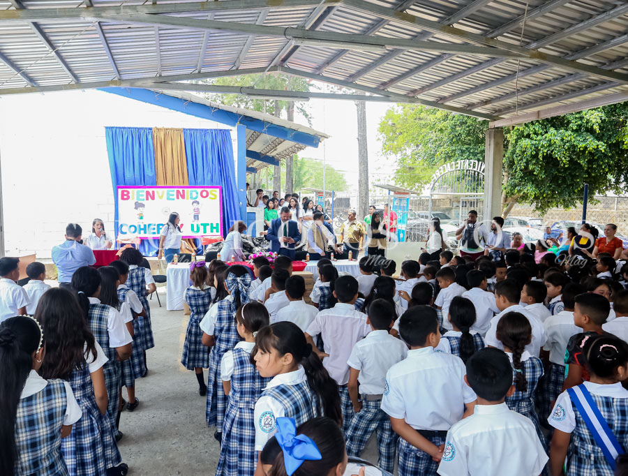 UTH donación a Escuela Vicente Cáceres Tegucigalpa