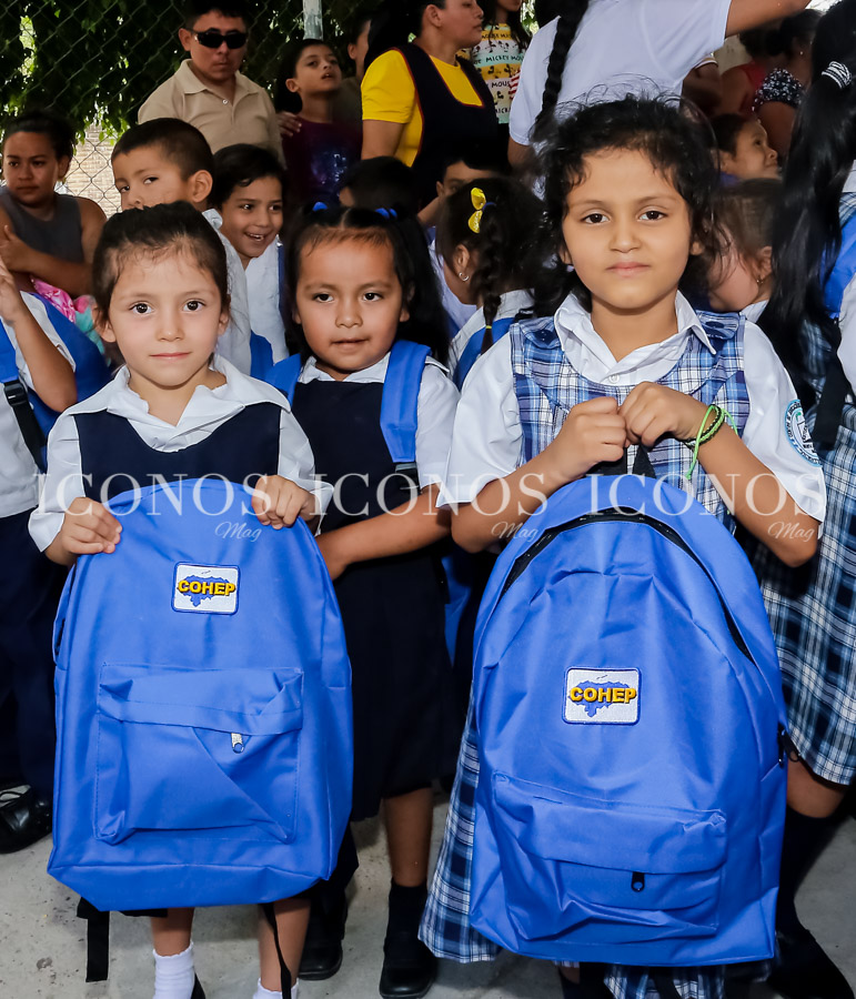 UTH donación a Escuela Vicente Cáceres Tegucigalpa