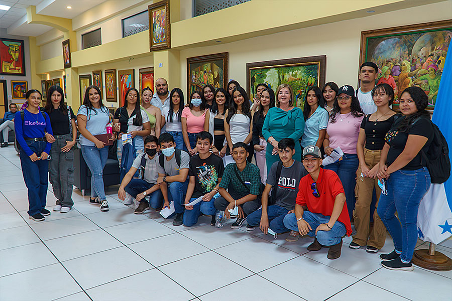 Visita colegio Polivalente Tiburcio Carías Andino a UCENM SPS