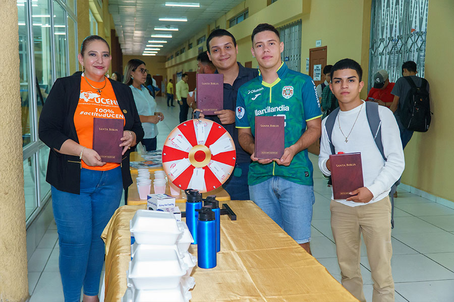 Visita colegio Polivalente Tiburcio Carías Andino a UCENM SPS