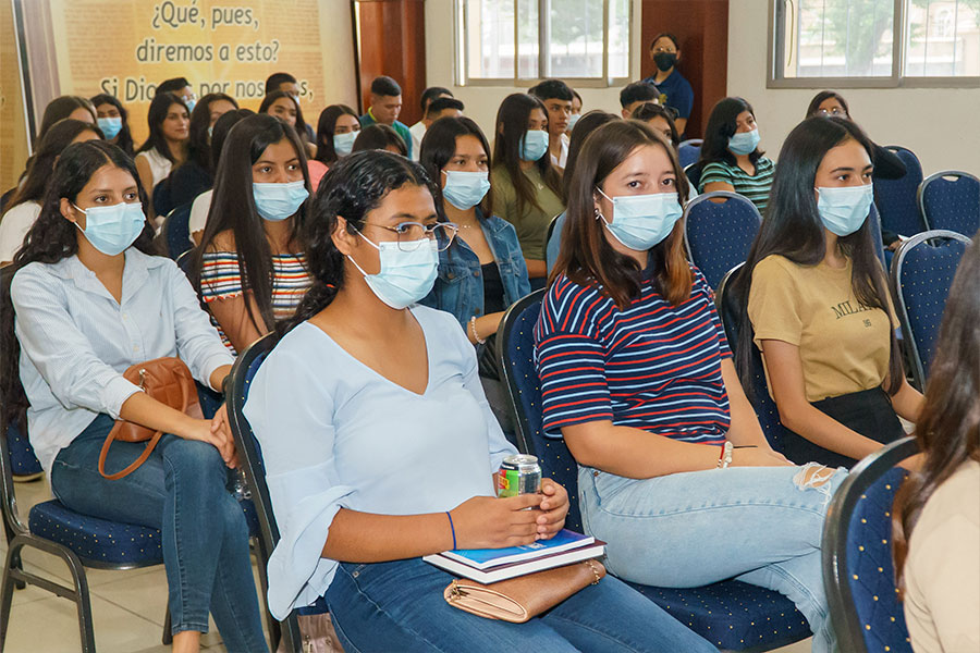 Visita colegio Polivalente Tiburcio Carías Andino a UCENM SPS