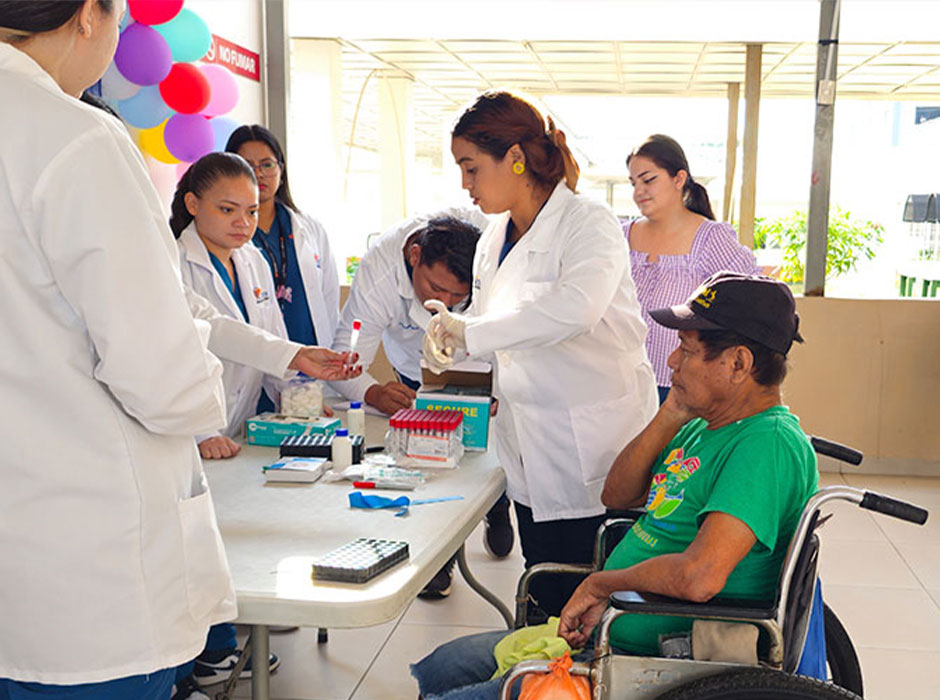 Vinculación estudiantes UCENM Honduras a asilo de ancianos