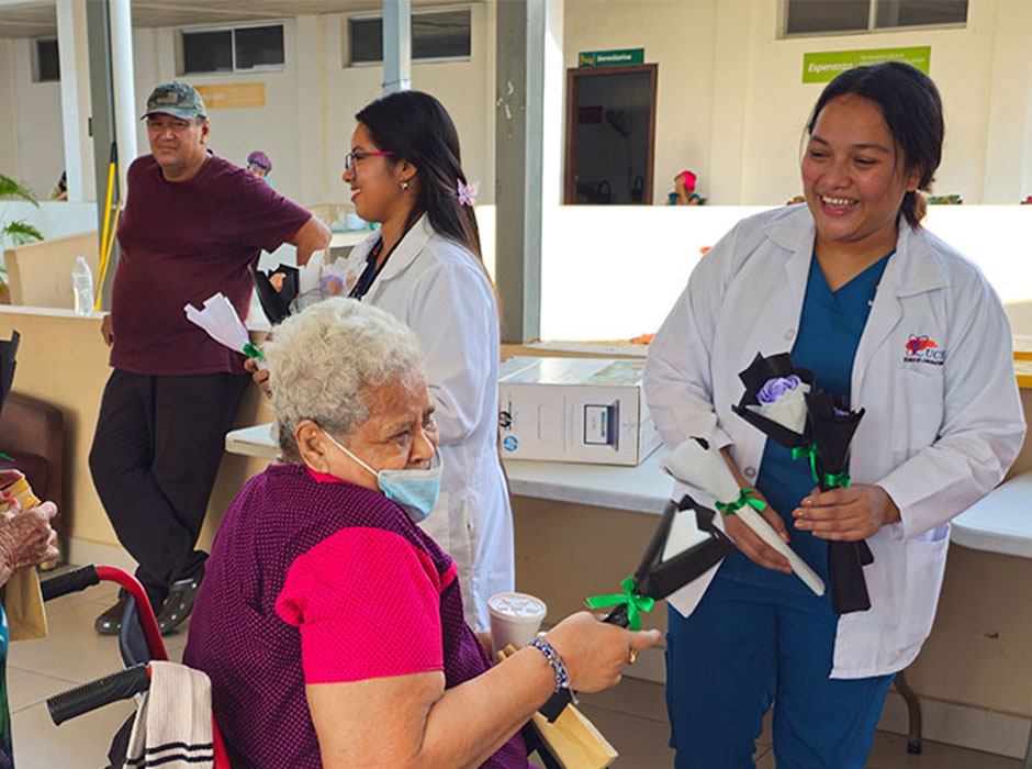 Vinculación estudiantes UCENM Honduras a asilo de ancianos