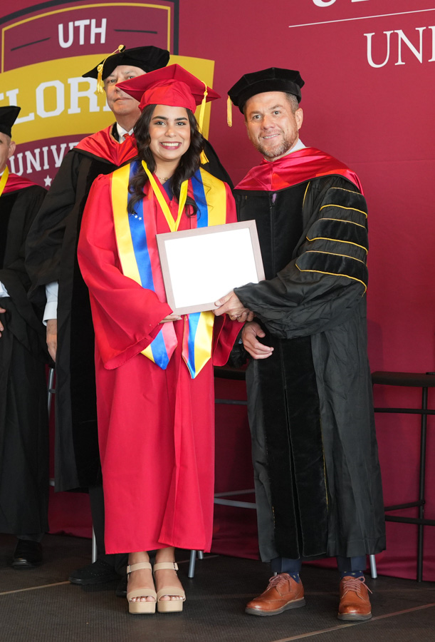 graduacion uth florida university 2024 2