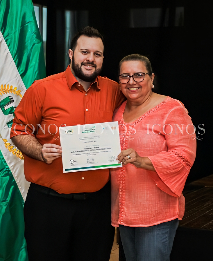 entrega diplomas taller emprendedores 2024 uth honduras