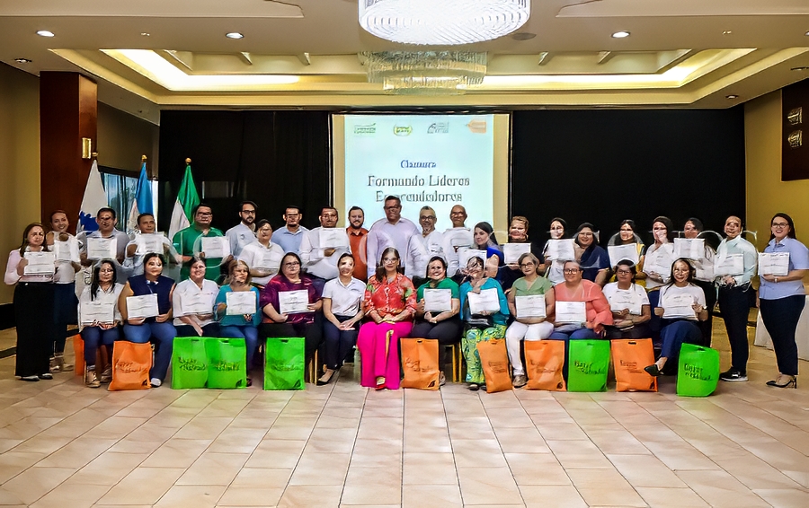 entrega diplomas taller emprendedores 2024 uth honduras