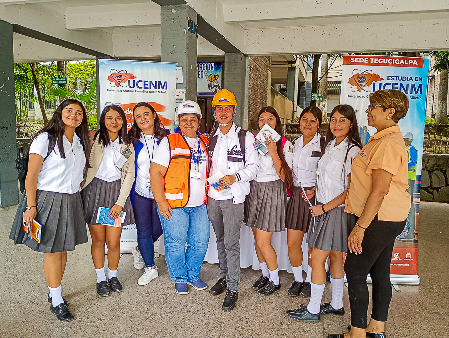 Visita feria vocacional ICVC 2024 by UCENM Honduras