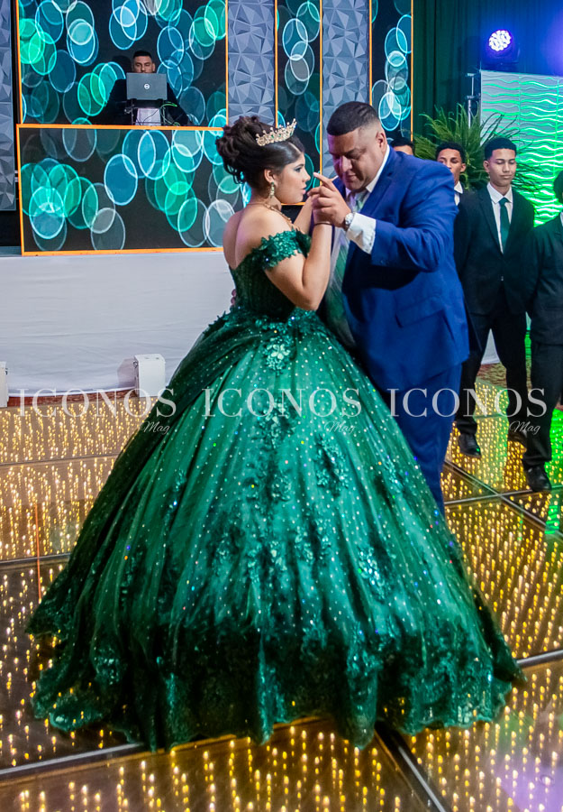 Quince años Ayleen Elizabeth Abuslin Valle 2